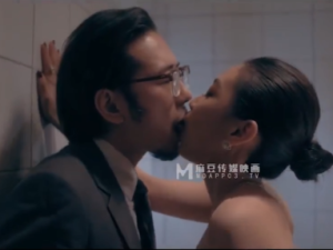 Nữ giám đốc lồn để ngoài quần và anh trợ lý số may