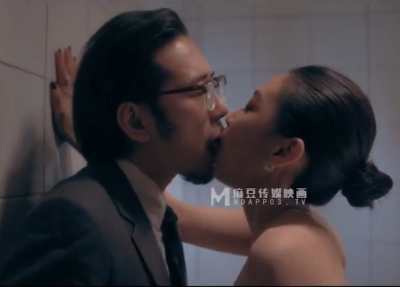 Nữ giám đốc lồn để ngoài quần và anh trợ lý số may